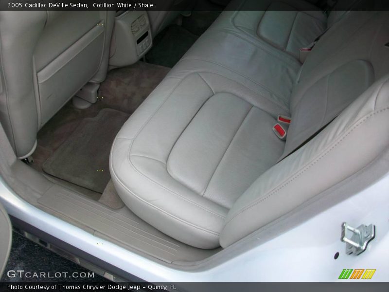 Cotillion White / Shale 2005 Cadillac DeVille Sedan