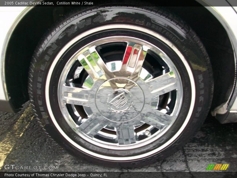 Cotillion White / Shale 2005 Cadillac DeVille Sedan