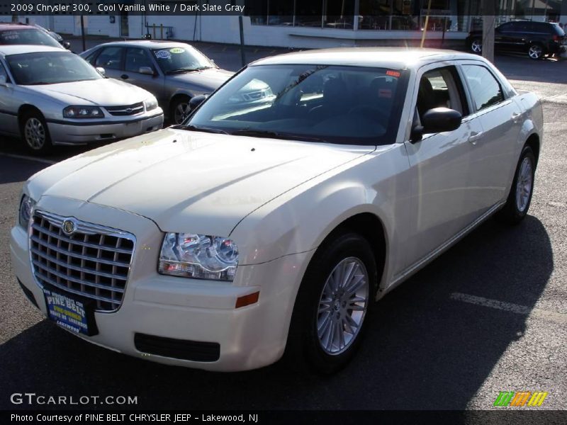 Cool Vanilla White / Dark Slate Gray 2009 Chrysler 300