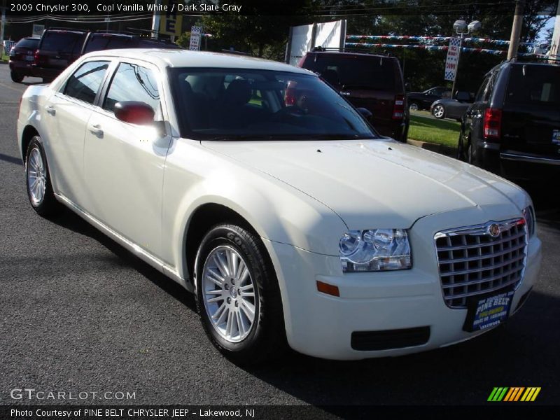 Cool Vanilla White / Dark Slate Gray 2009 Chrysler 300