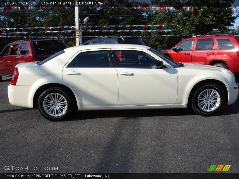 Cool Vanilla White / Dark Slate Gray 2009 Chrysler 300