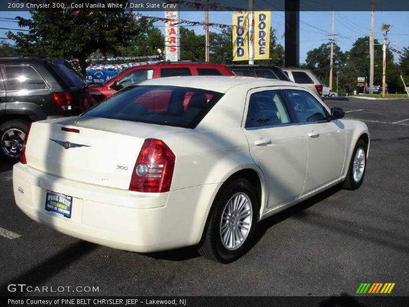 Cool Vanilla White / Dark Slate Gray 2009 Chrysler 300