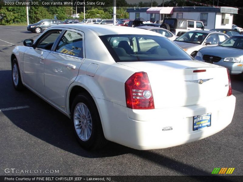 Cool Vanilla White / Dark Slate Gray 2009 Chrysler 300