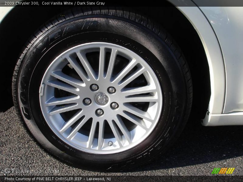 Cool Vanilla White / Dark Slate Gray 2009 Chrysler 300