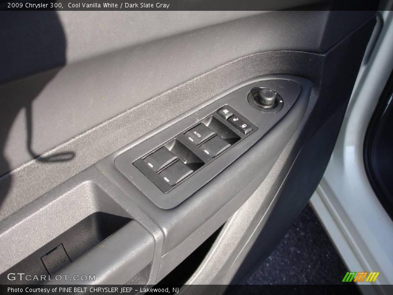 Cool Vanilla White / Dark Slate Gray 2009 Chrysler 300