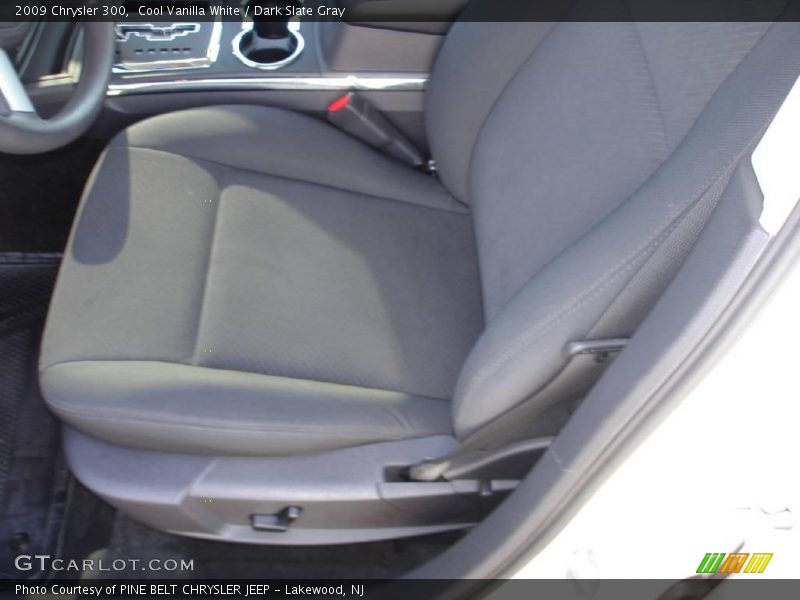 Cool Vanilla White / Dark Slate Gray 2009 Chrysler 300