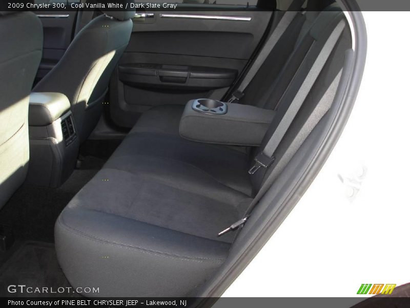 Cool Vanilla White / Dark Slate Gray 2009 Chrysler 300