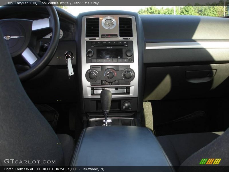 Cool Vanilla White / Dark Slate Gray 2009 Chrysler 300