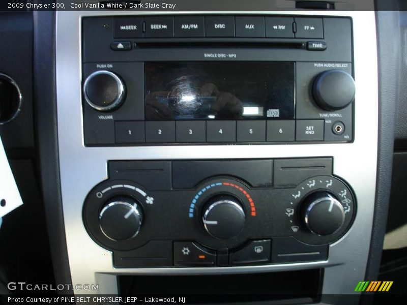 Cool Vanilla White / Dark Slate Gray 2009 Chrysler 300