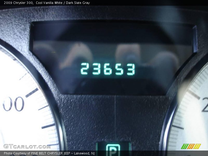 Cool Vanilla White / Dark Slate Gray 2009 Chrysler 300