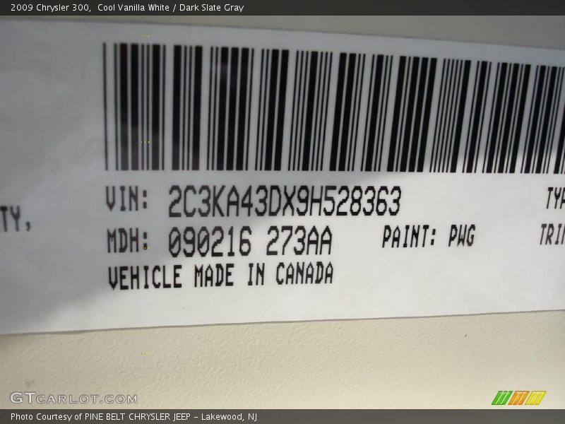 Cool Vanilla White / Dark Slate Gray 2009 Chrysler 300