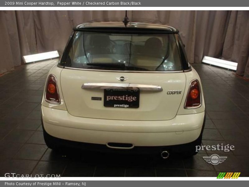 Pepper White / Checkered Carbon Black/Black 2009 Mini Cooper Hardtop