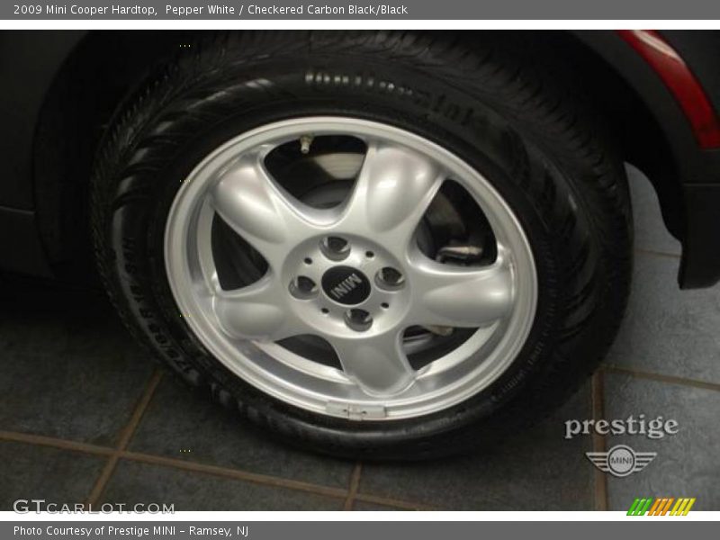 Pepper White / Checkered Carbon Black/Black 2009 Mini Cooper Hardtop