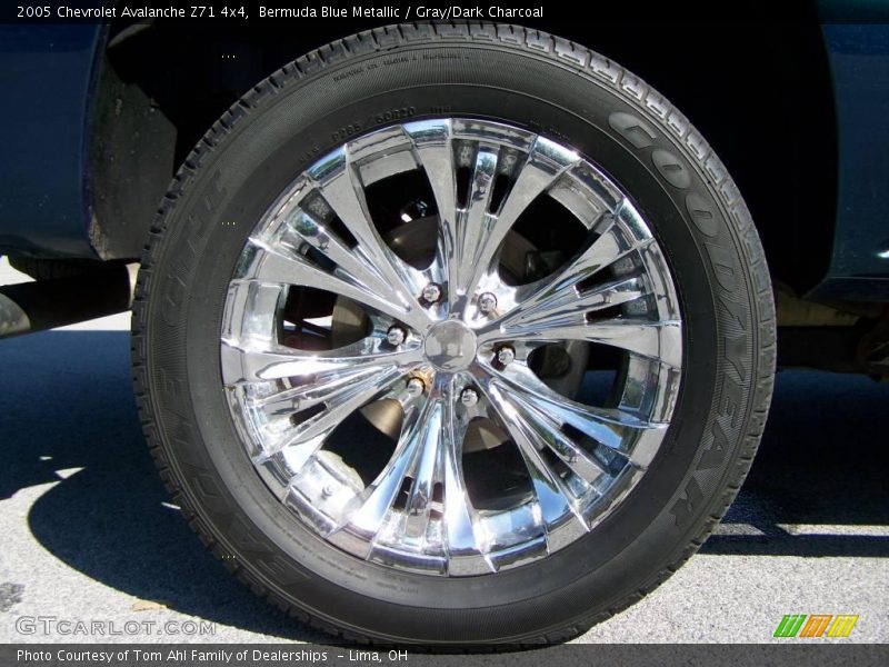 Bermuda Blue Metallic / Gray/Dark Charcoal 2005 Chevrolet Avalanche Z71 4x4