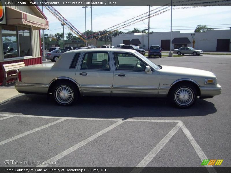 Light Prairie Tan Metallic / Beige 1997 Lincoln Town Car Signature