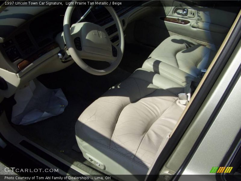 Light Prairie Tan Metallic / Beige 1997 Lincoln Town Car Signature