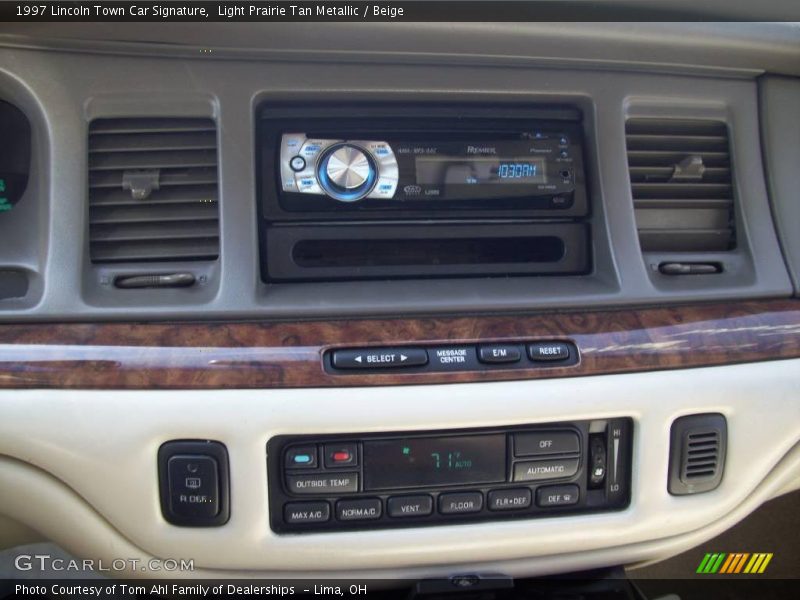 Light Prairie Tan Metallic / Beige 1997 Lincoln Town Car Signature