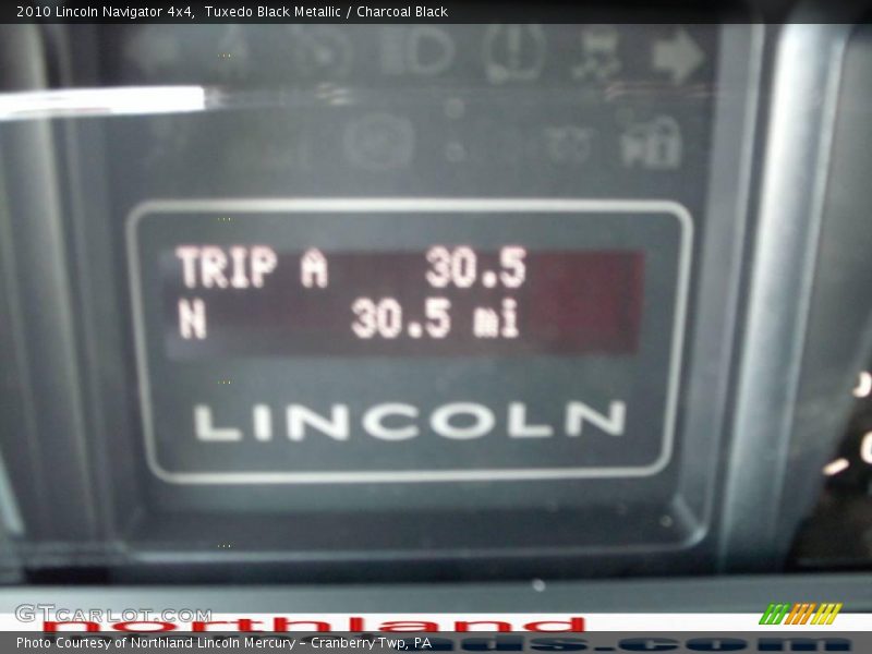 Tuxedo Black Metallic / Charcoal Black 2010 Lincoln Navigator 4x4