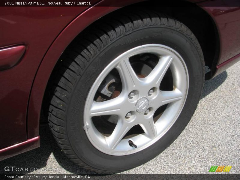 Nouveau Ruby / Charcoal 2001 Nissan Altima SE