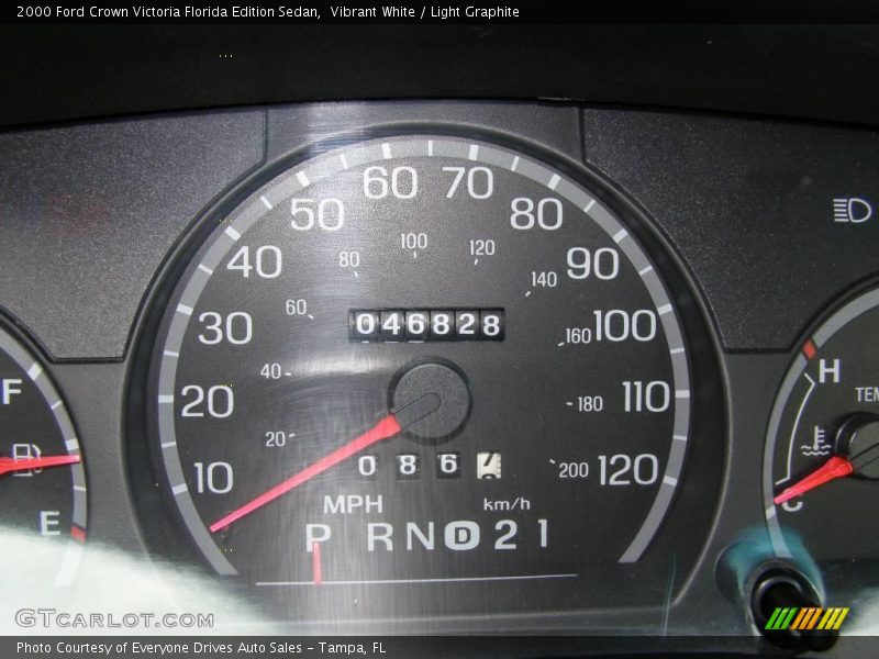 Vibrant White / Light Graphite 2000 Ford Crown Victoria Florida Edition Sedan