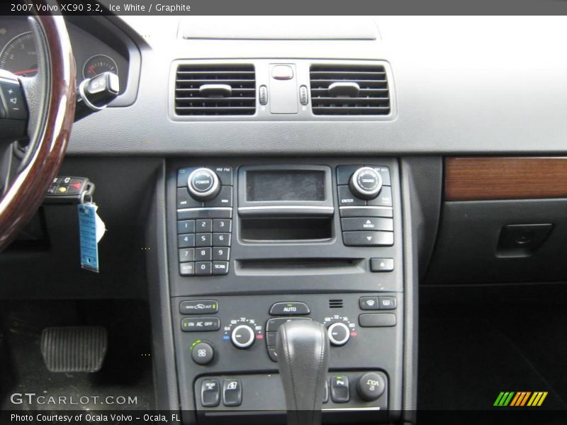 Ice White / Graphite 2007 Volvo XC90 3.2