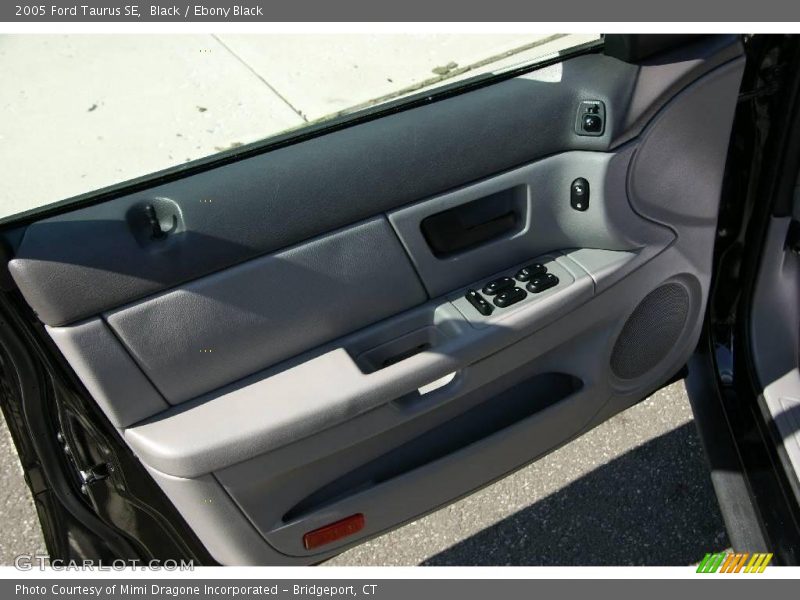 Black / Ebony Black 2005 Ford Taurus SE