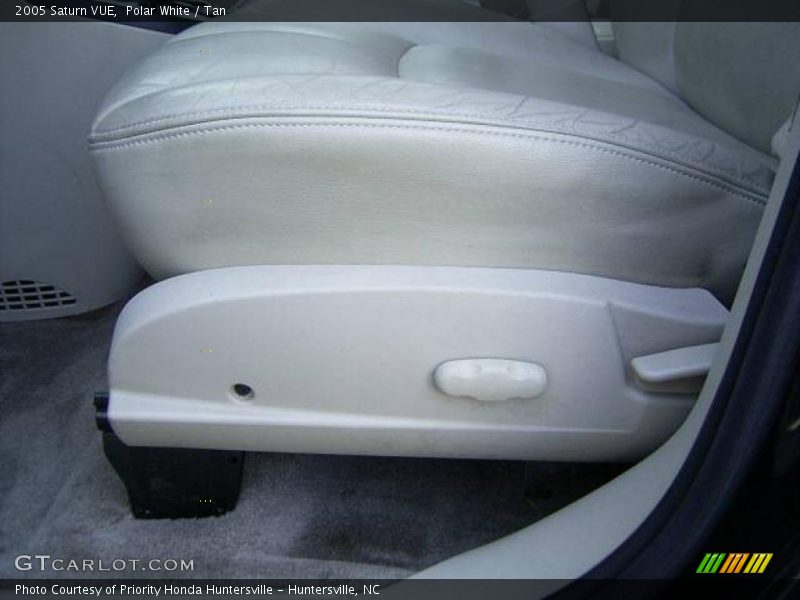 Polar White / Tan 2005 Saturn VUE