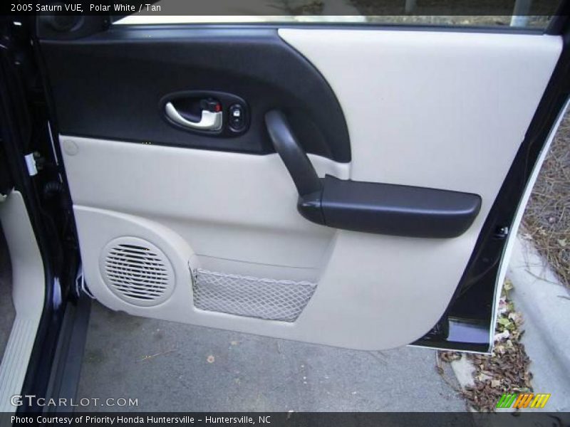 Polar White / Tan 2005 Saturn VUE