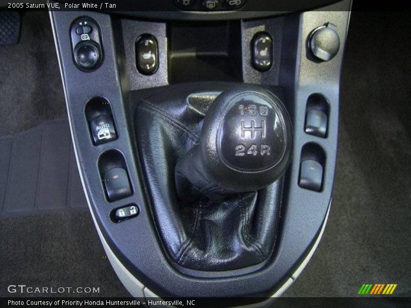 Polar White / Tan 2005 Saturn VUE
