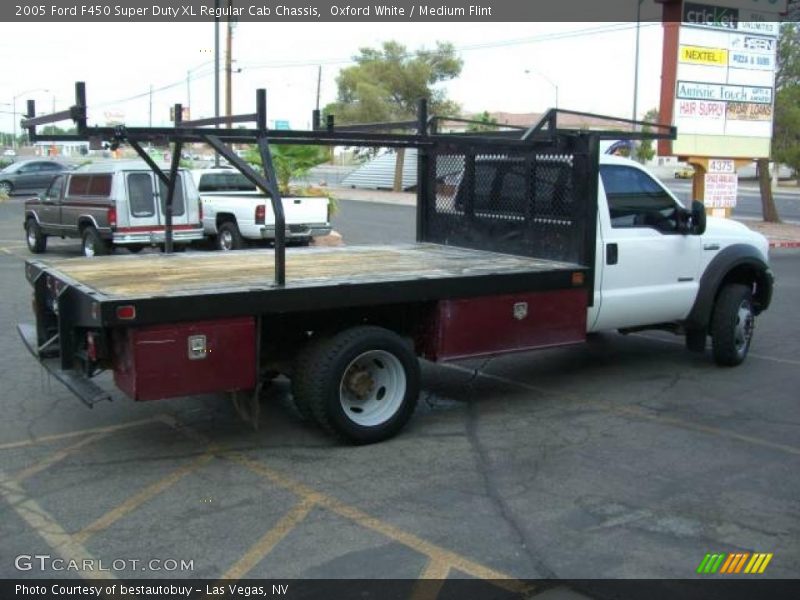 Oxford White / Medium Flint 2005 Ford F450 Super Duty XL Regular Cab Chassis