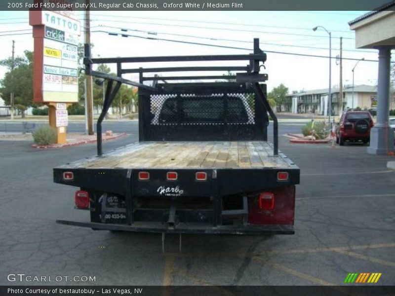 Oxford White / Medium Flint 2005 Ford F450 Super Duty XL Regular Cab Chassis