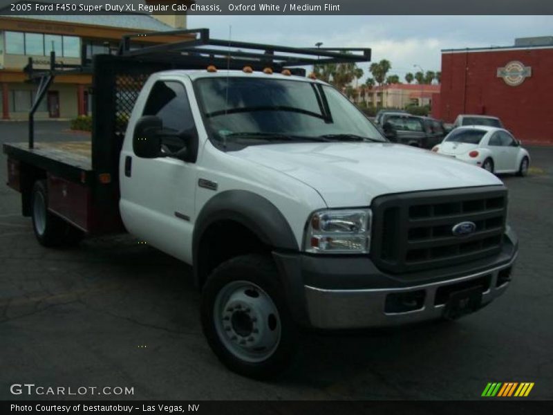 Oxford White / Medium Flint 2005 Ford F450 Super Duty XL Regular Cab Chassis