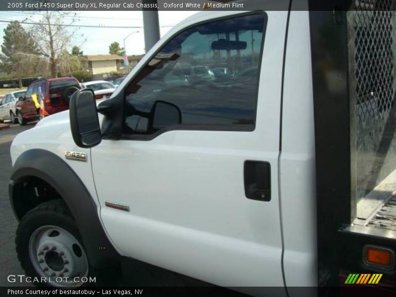 Oxford White / Medium Flint 2005 Ford F450 Super Duty XL Regular Cab Chassis
