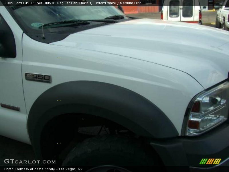 Oxford White / Medium Flint 2005 Ford F450 Super Duty XL Regular Cab Chassis