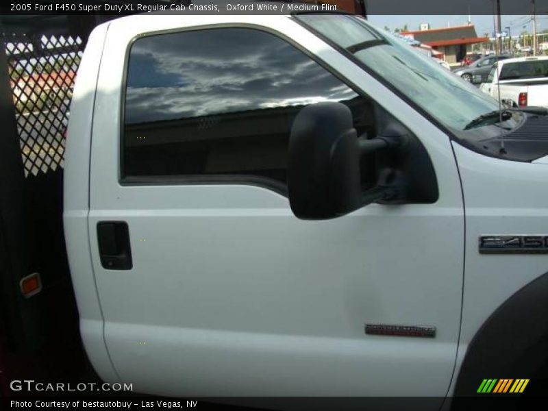 Oxford White / Medium Flint 2005 Ford F450 Super Duty XL Regular Cab Chassis