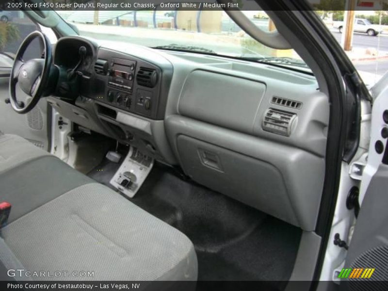 Oxford White / Medium Flint 2005 Ford F450 Super Duty XL Regular Cab Chassis