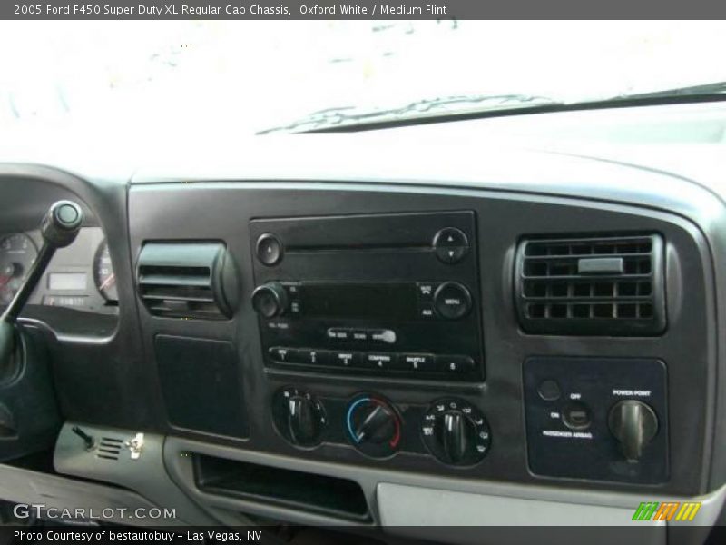 Oxford White / Medium Flint 2005 Ford F450 Super Duty XL Regular Cab Chassis