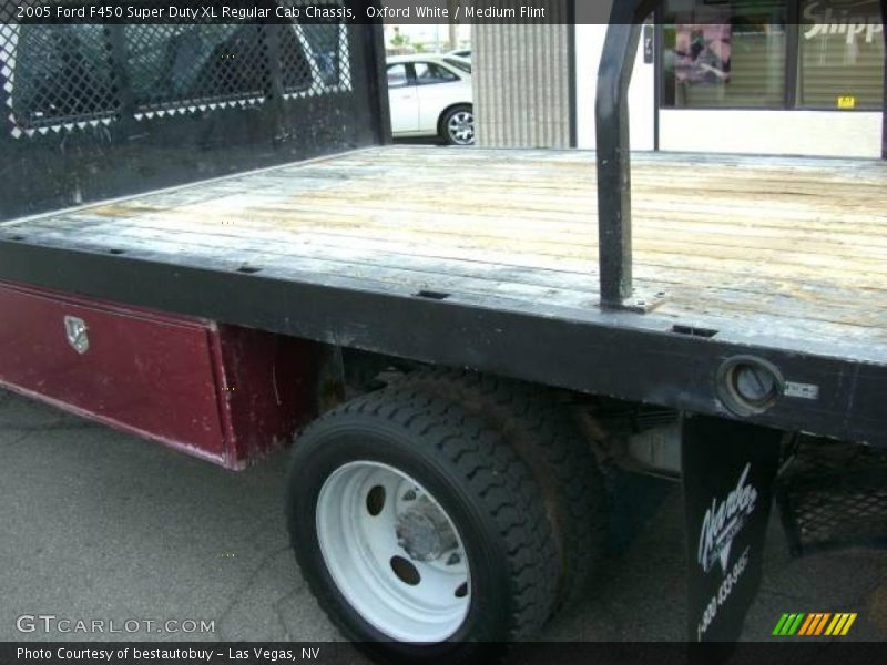 Oxford White / Medium Flint 2005 Ford F450 Super Duty XL Regular Cab Chassis