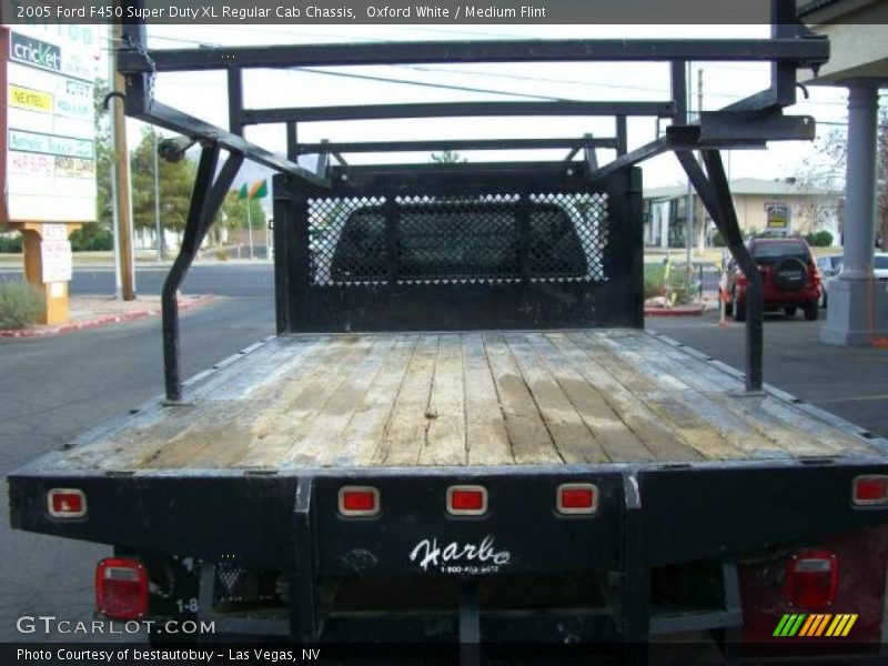 Oxford White / Medium Flint 2005 Ford F450 Super Duty XL Regular Cab Chassis