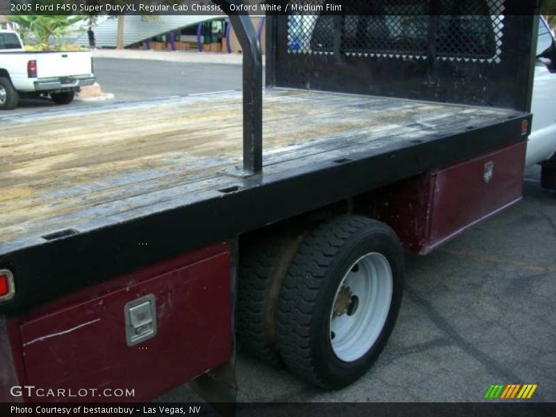 Oxford White / Medium Flint 2005 Ford F450 Super Duty XL Regular Cab Chassis