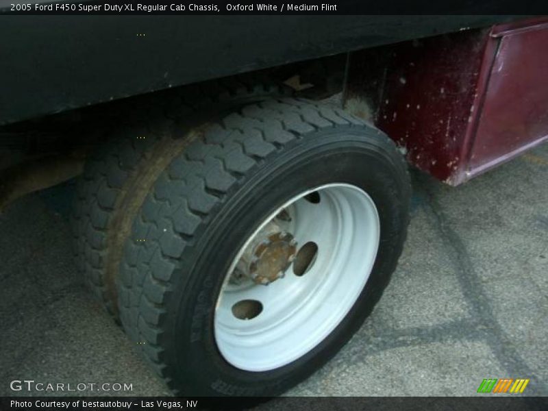 Oxford White / Medium Flint 2005 Ford F450 Super Duty XL Regular Cab Chassis