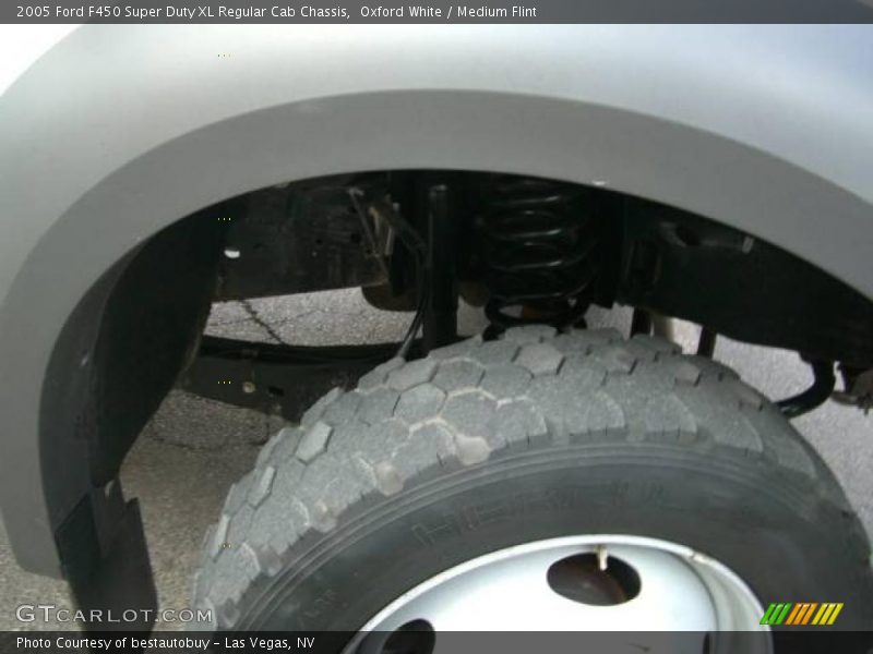Oxford White / Medium Flint 2005 Ford F450 Super Duty XL Regular Cab Chassis
