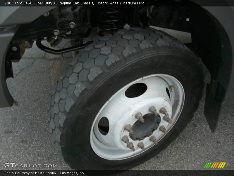 Oxford White / Medium Flint 2005 Ford F450 Super Duty XL Regular Cab Chassis