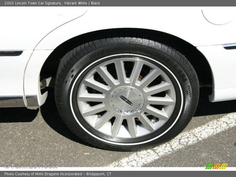 Vibrant White / Black 2003 Lincoln Town Car Signature