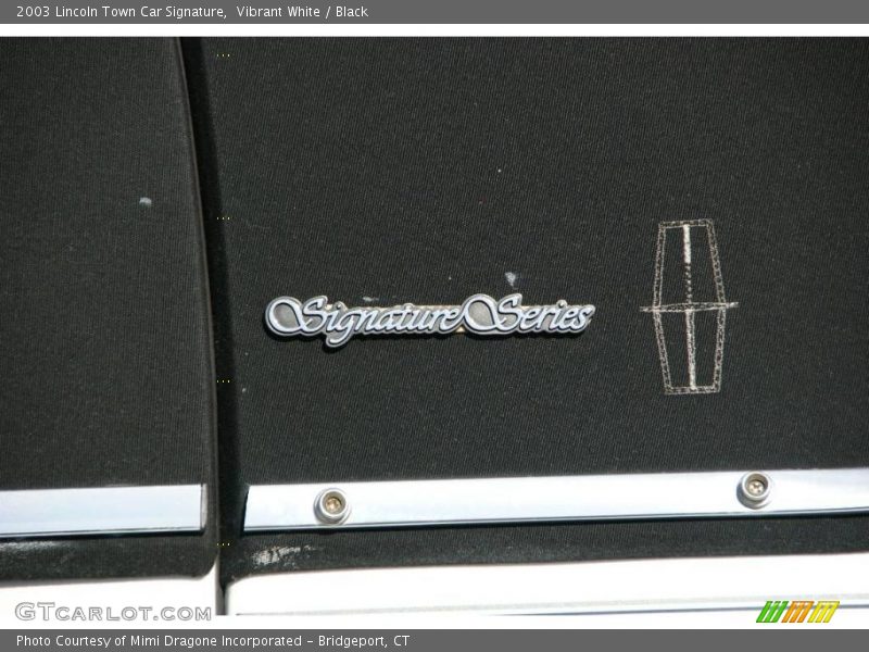 Vibrant White / Black 2003 Lincoln Town Car Signature