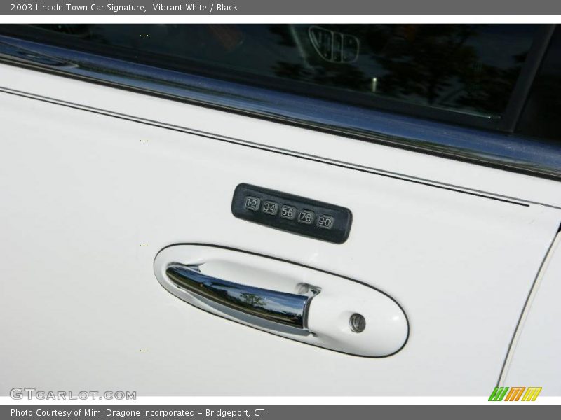 Vibrant White / Black 2003 Lincoln Town Car Signature