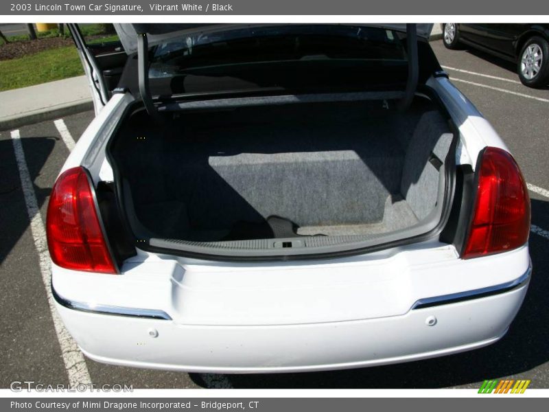 Vibrant White / Black 2003 Lincoln Town Car Signature