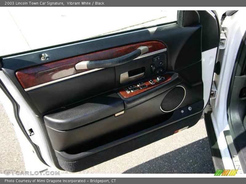 Vibrant White / Black 2003 Lincoln Town Car Signature