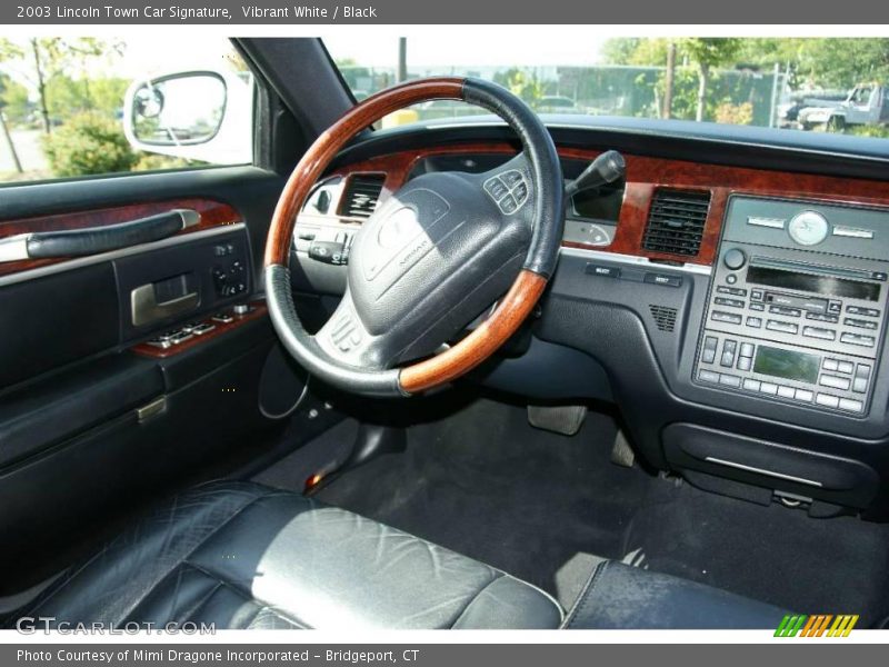 Vibrant White / Black 2003 Lincoln Town Car Signature