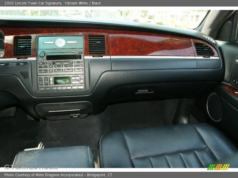 Vibrant White / Black 2003 Lincoln Town Car Signature